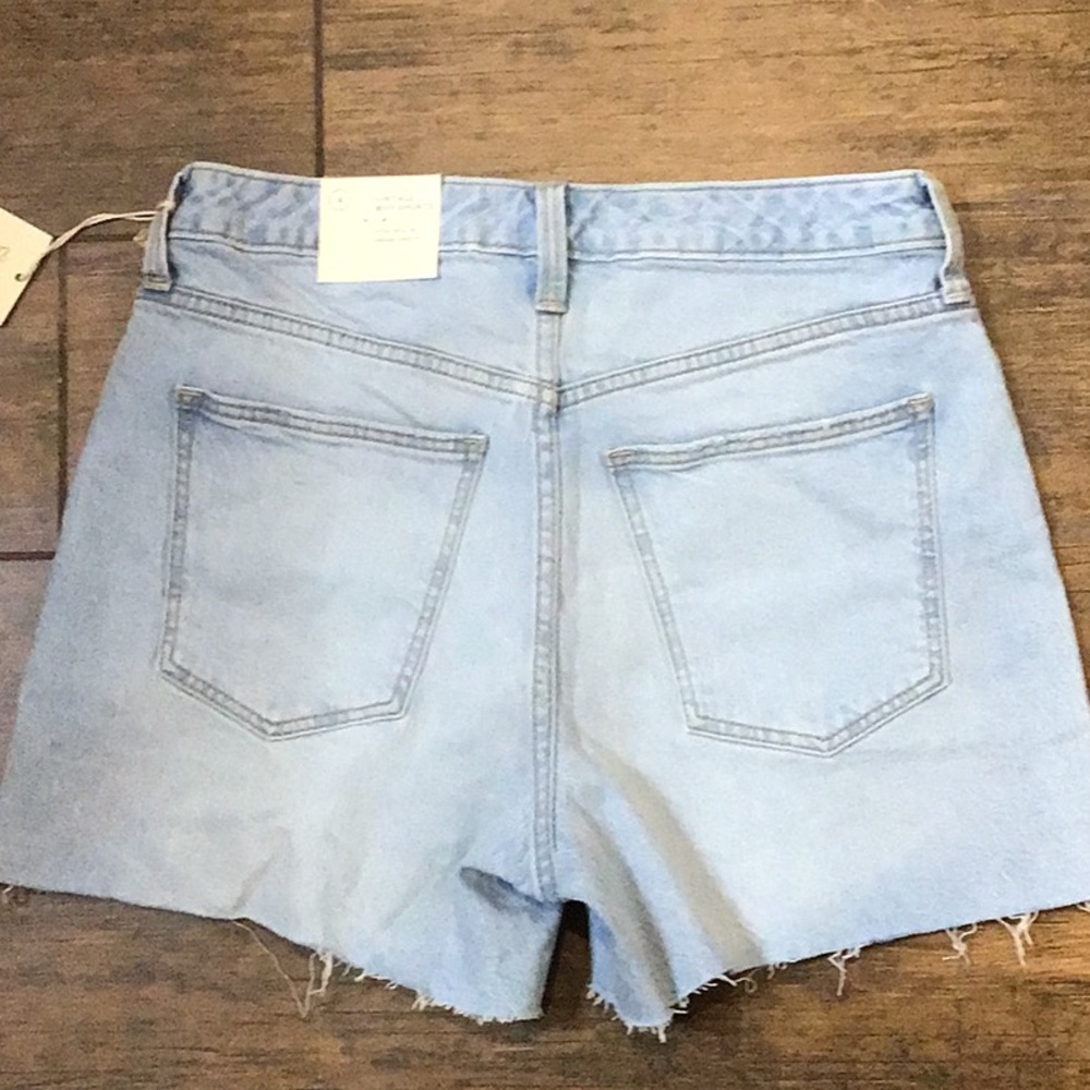 NWT Universal Thread Vintage Midi Shorts Stretch Size 4 Light Blue Denim Raw Hem - Picture 6 of 6